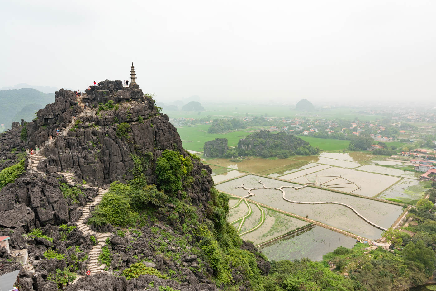 Point de vue sur Tam Coc et sa région depuis la montagne Hang Mua