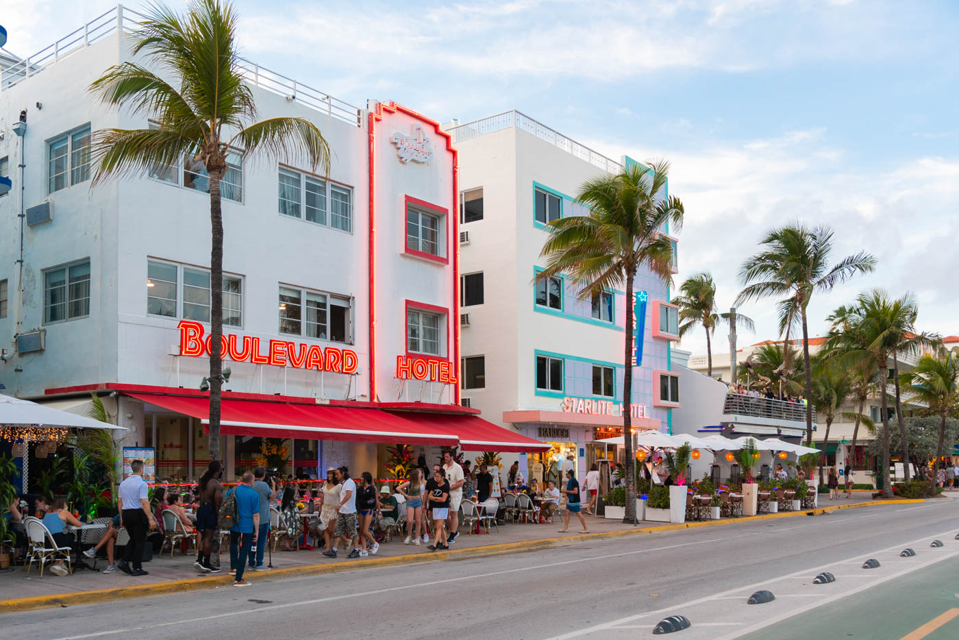 Ocean Drive à Miami Beach, célèbre artère en bord de mer avec des hôtels art déco