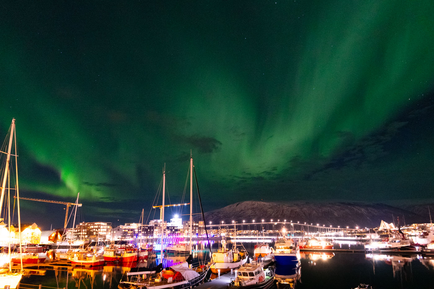 Aurores boréales dans le port de Tromso