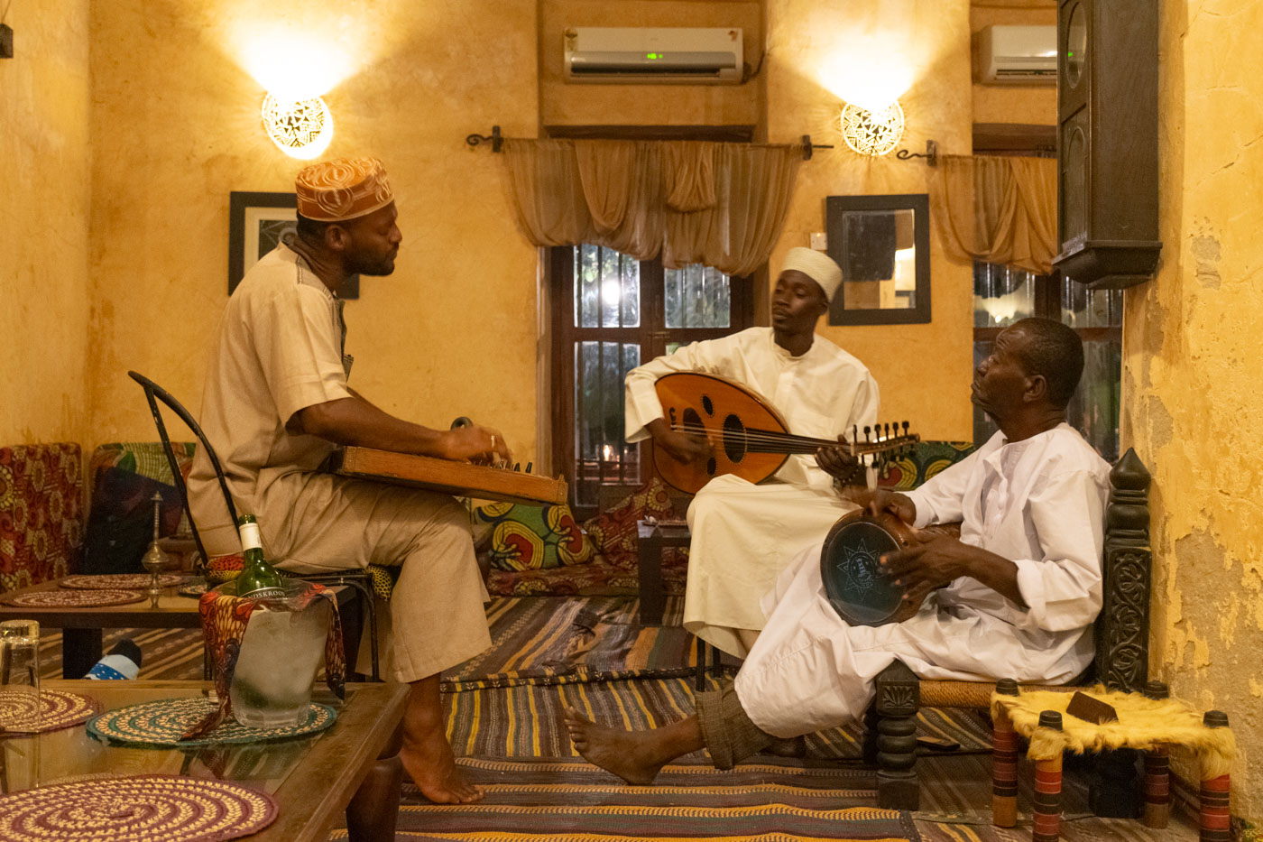 Musique traditionnelle dans un restaurant de Zanzibar City