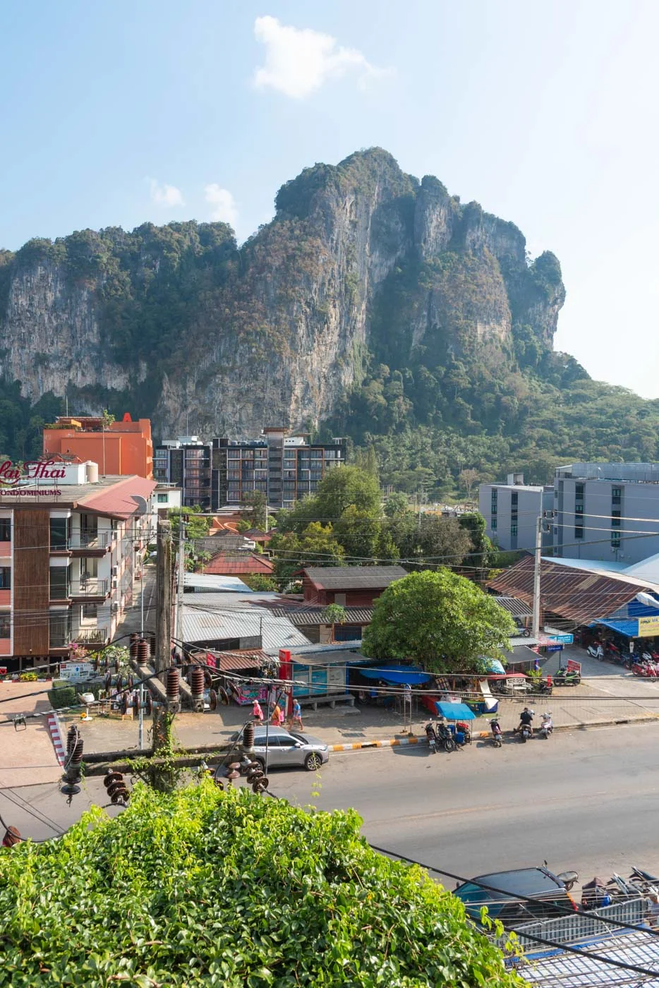 Vue panoramique sur les montagnes de la province de Krabi depuis Ao Nang