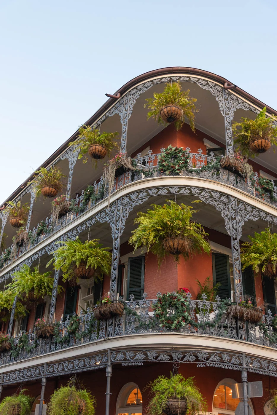 Façade des maisons typiques de NOLA Façade à La Nouvelle-Orléans avec des balcons en fer forgé