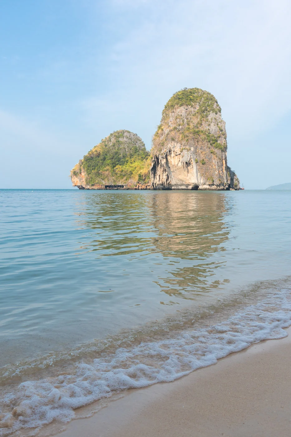 Îlot rocheux émergeant de la mer turquoise à Railay, paysage emblématique de la péninsule