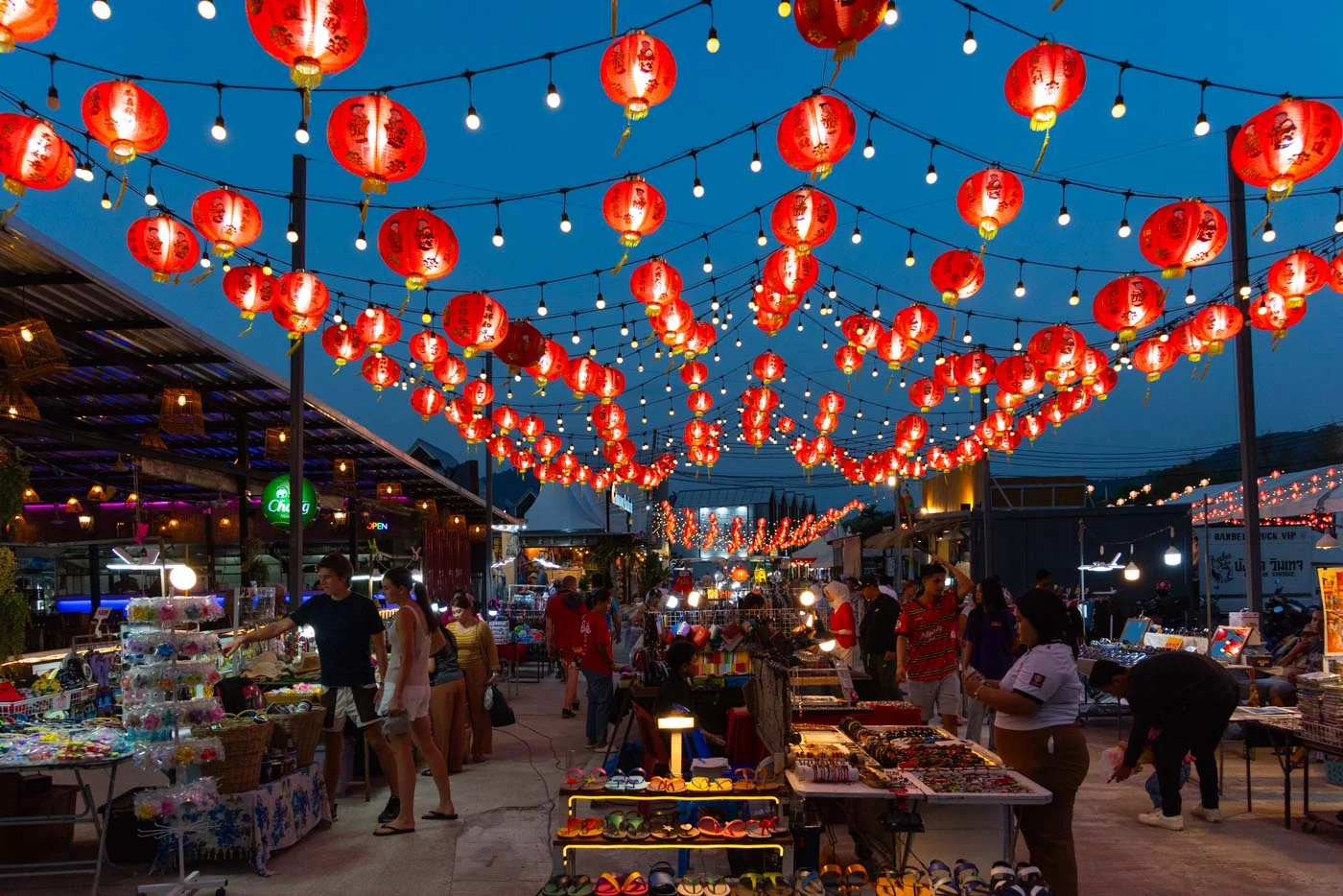 Marché nocturne illuminé à Krabi avec lanternes rouges et stands de souvenirs
