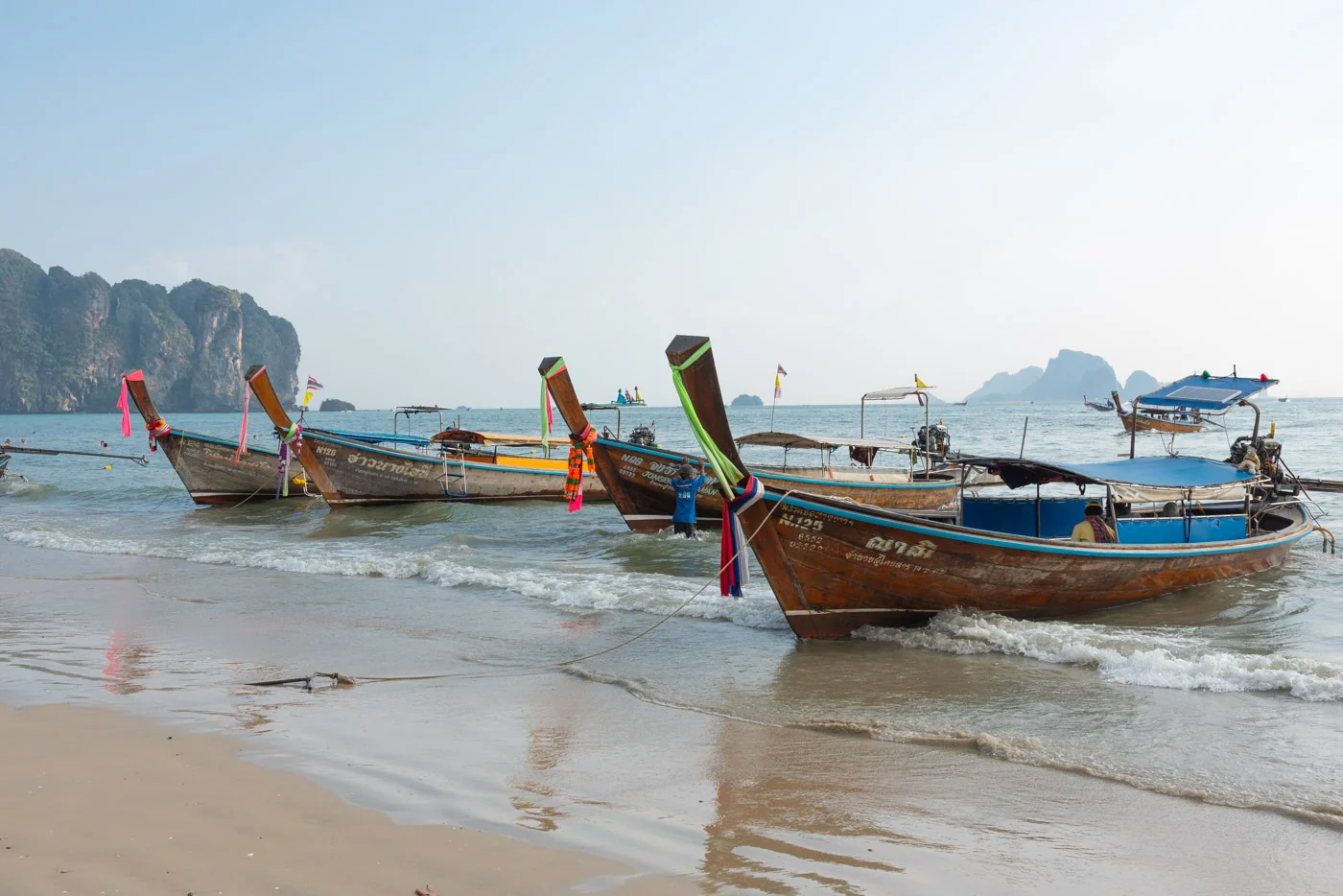 Bateaux traditionnels échoués sur la plage d'Ao Nang