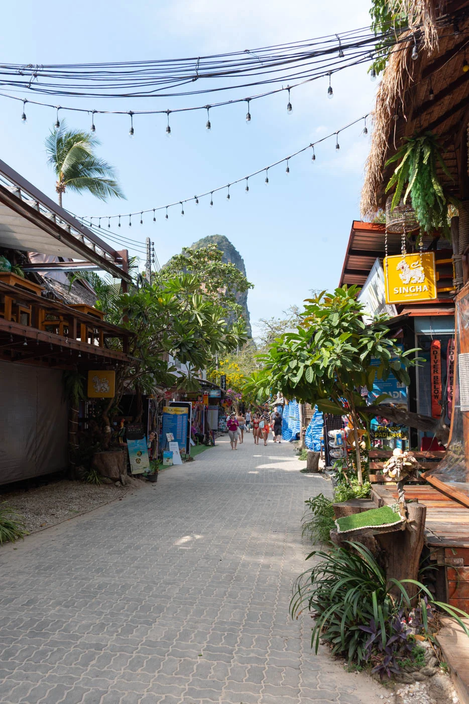 Allée pittoresque à Railay avec boutiques locales et végétation luxuriante