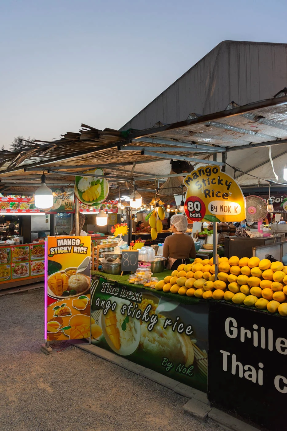 Stand de mangues et riz gluant sur le Ao Nang Landmark Night Market, ambiance locale